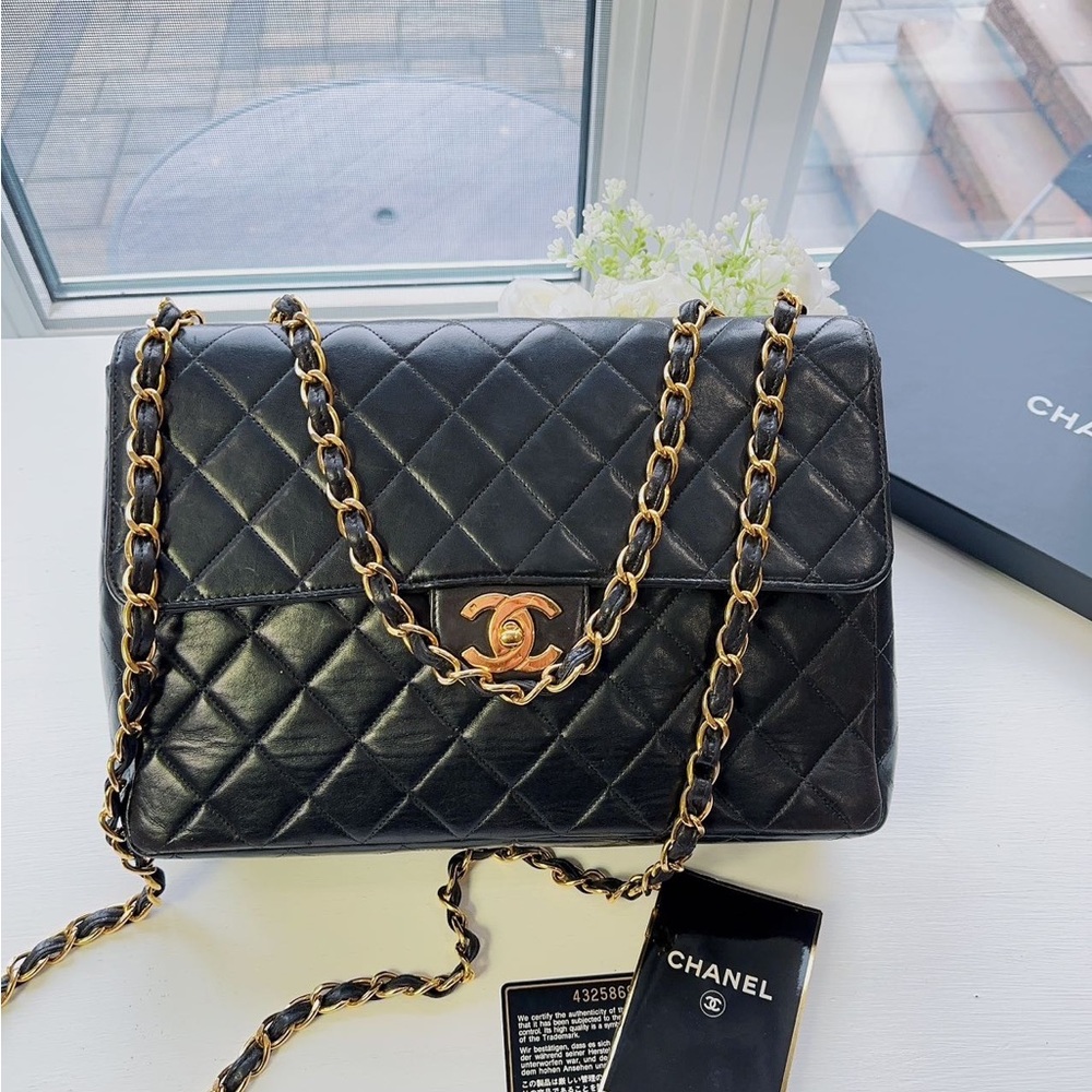 Chanel Timeless Jumbo single shoulder flap bag in black quilted lambskin